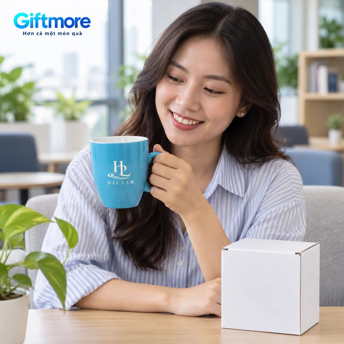 Cốc bầu Long Vân men xanh ngọc in logo – hình dung người nhận xem món quà
