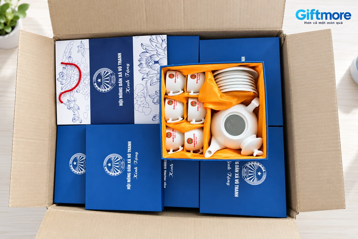 Bộ trà trong hộp xanh lót vải vàng và hộp, túi đặt trong kiện ngoài theo ảnh nguồn