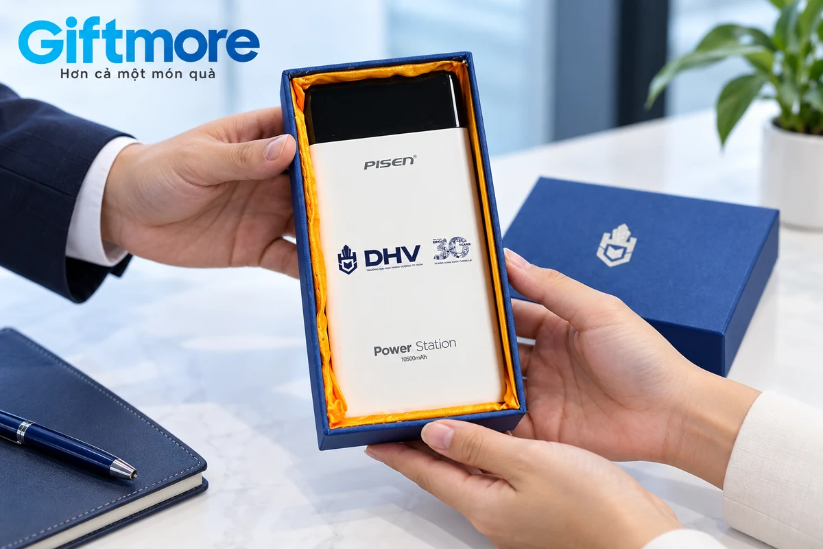 Cảnh dựng trao hộp Pisen trắng in DHV với khay lụa vàng
