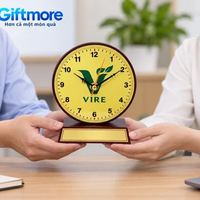 Mô phỏng hai người trao đồng hồ để bàn gỗ mặt đồng demo VIRE bằng cách đỡ đế