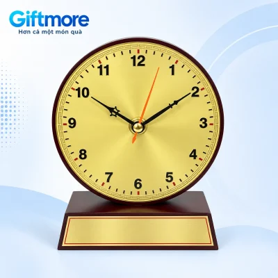 Đồng hồ để bàn mặt vàng số Ả Rập, viền và đế nâu trên nền GiftMore