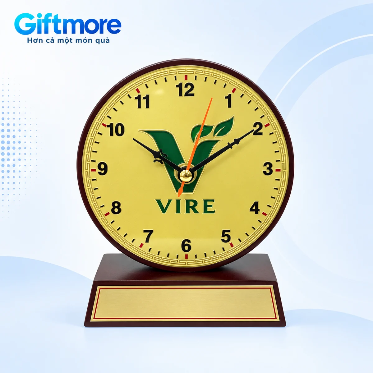 Demo monogram V và lá cùng tên VIRE xanh trên mặt đồng hồ để bàn gỗ