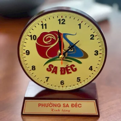 Ảnh thực nguồn đồng hồ mặt đồng ăn mòn với mẫu nhận diện Sa Đéc trên bàn