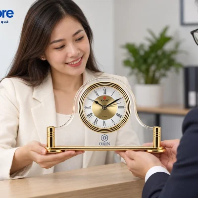 Mô phỏng hai người trao Kashi BT8 demo ORIN bằng cách đỡ chân đế