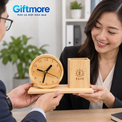Mô phỏng hai người trao bộ đồng hồ và ống bút gỗ demo ELIO bằng cách đỡ đế