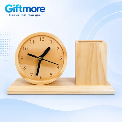 Đồng hồ gỗ tròn bên trái và ống bút chữ nhật bên phải trên đế ngang nền GiftMore