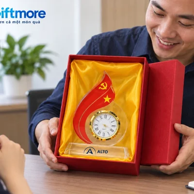 Mô phỏng hai người mở hộp đỏ xem đồng hồ pha lê ngọn lửa demo ALTO
