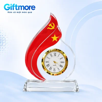 Đồng hồ pha lê ngọn lửa đỏ, mặt số La Mã viền vàng trên đế trong và nền GiftMore