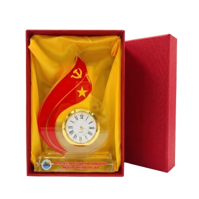 Tư liệu catalogue đồng hồ pha lê ngọn lửa trong hộp đỏ mở lót vải vàng