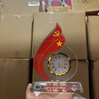 Tư liệu nguồn đồng hồ pha lê ngọn lửa đặt trên tay với nội dung in ở đế