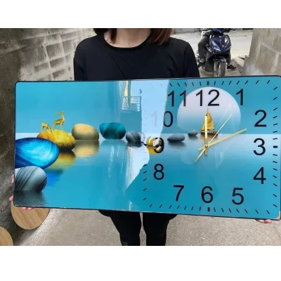Ảnh nguồn người cầm đồng hồ tráng gương chữ nhật xanh với đá trang trí và hai hươu vàng