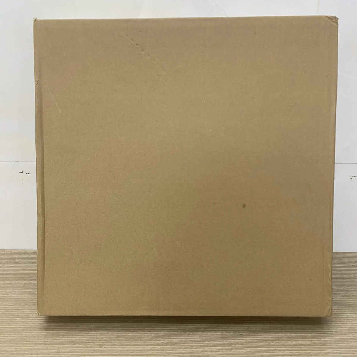 Hộp carton nâu trơn trong gallery nguồn của đồng hồ HD52