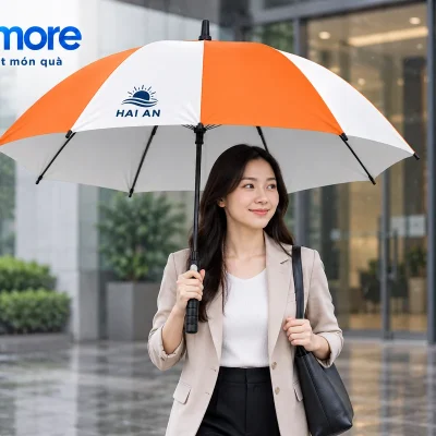 Mô phỏng người cầm dù cán thẳng cam trắng có demo HAI AN trước cửa văn phòng