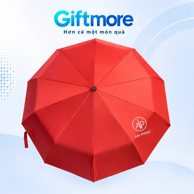 Demo biểu tượng AP trong vòng tròn và tên AN PHUC màu trắng trên một múi dù đỏ