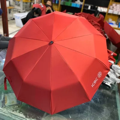 Ảnh tư liệu tán dù đỏ mười múi có nhận diện ICBC trên một múi