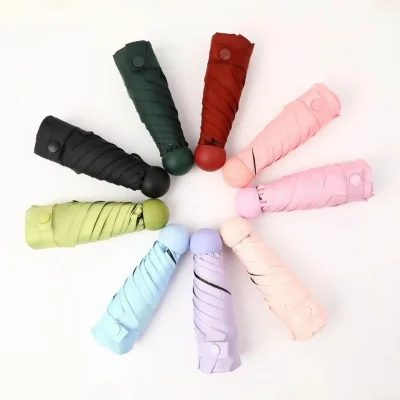 Ảnh tư liệu các dù gấp gọn nhiều màu với đai bấm và tay cầm tròn đồng màu, có mẫu xanh đậm