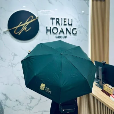 Ảnh tư liệu dù xanh đậm mở tám múi có nhận diện Trieu Hoang trên tán