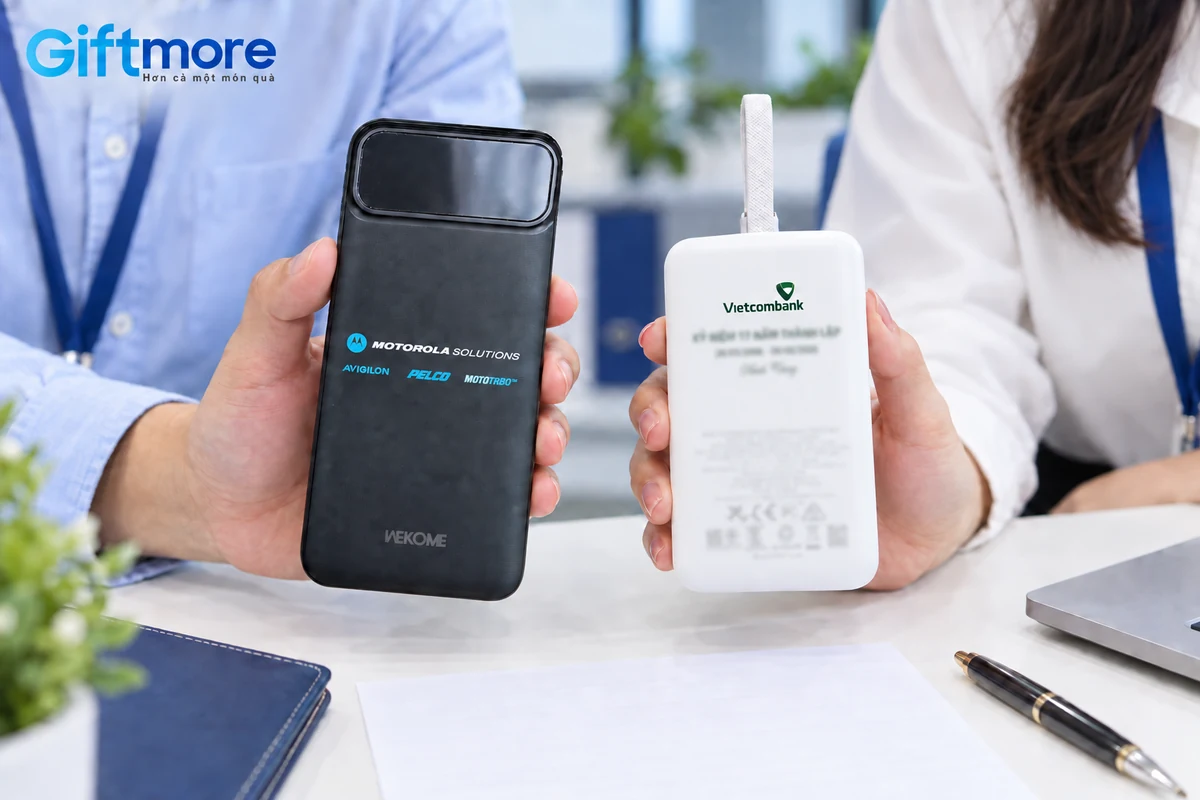 Ảnh dựng đối chiếu mặt in Motorola và mặt nhãn Anker khi duyệt logo