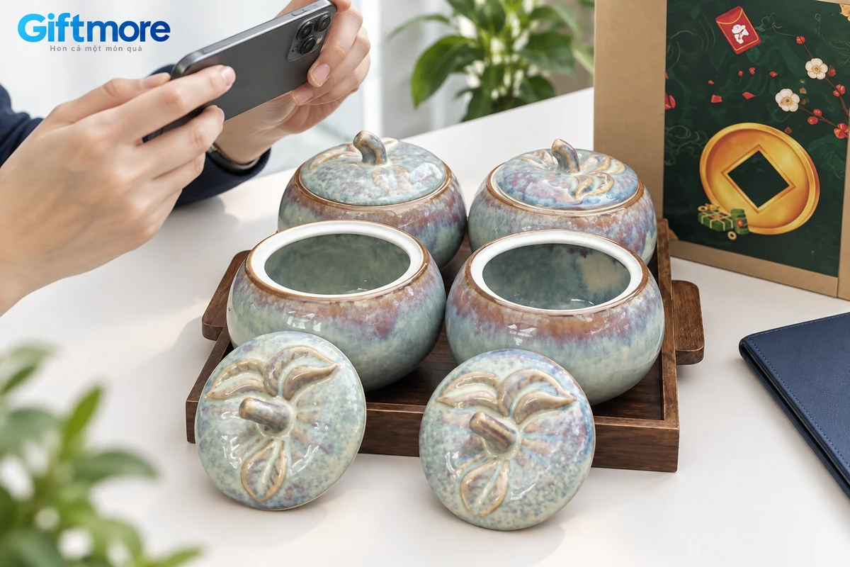 Bốn hũ quả bí, hai hũ mở và hai nắp rời khi chụp đối chiếu