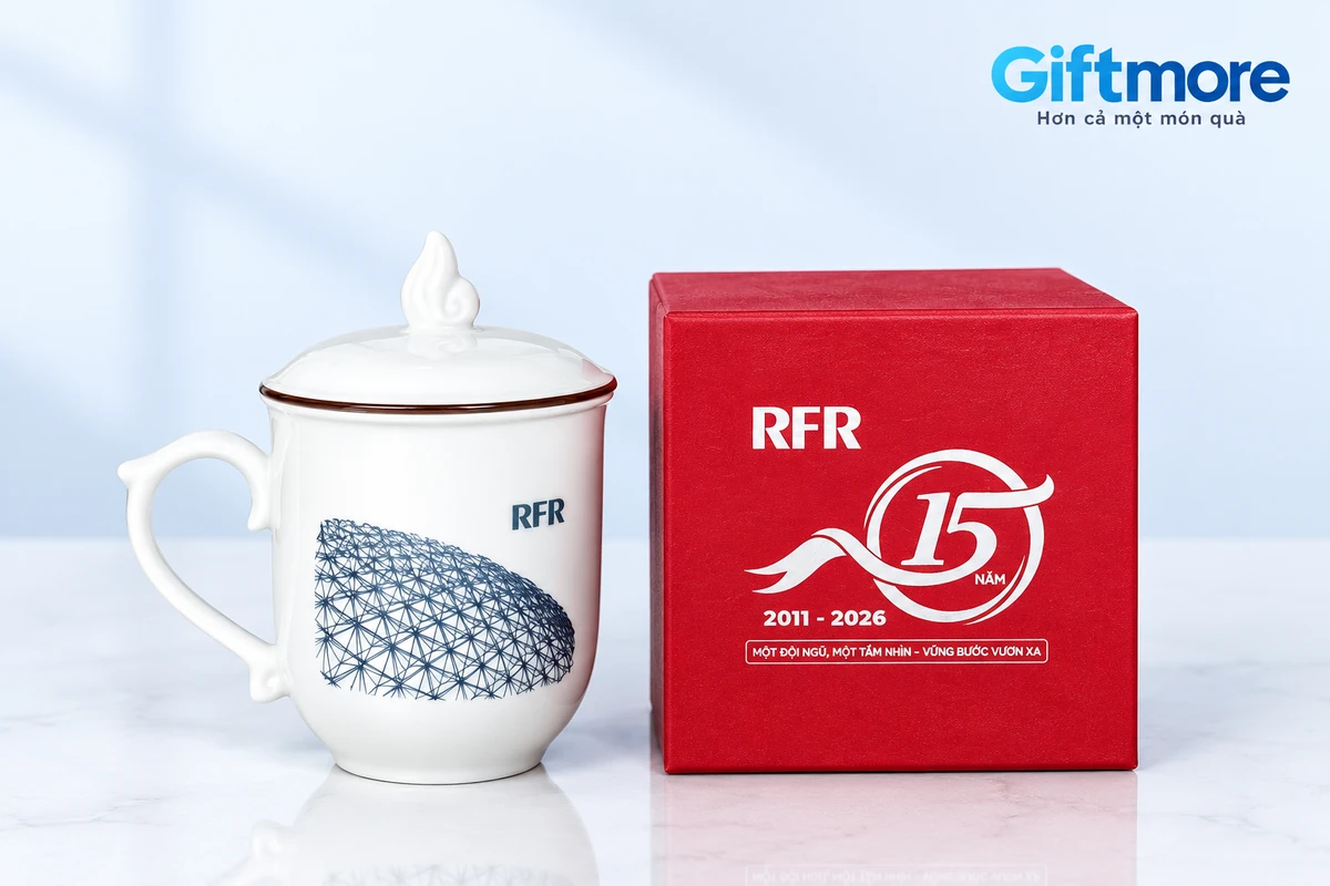 Ly RFR có nắp và hộp đỏ trên nền trắng xanh nhạt