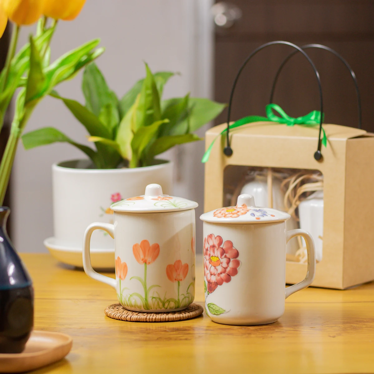 Ảnh gốc hai cốc có nắp, một mẫu hoa tulip và một mẫu hoa đỏ