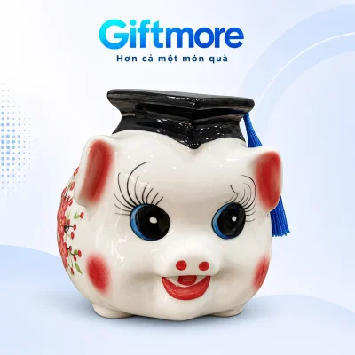 Mô phỏng heo đất cử nhân S1 trắng mũ đen, mắt xanh đen và má đỏ trên nền GiftMore