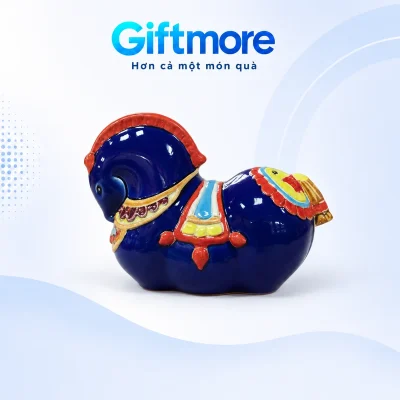 Mô phỏng heo đất dáng ngựa xanh bờm đỏ và họa tiết thổ cẩm trên nền GiftMore