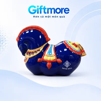 Mô phỏng monogram MH và MINH HÒA màu trắng trên mảng xanh bên thân ngựa