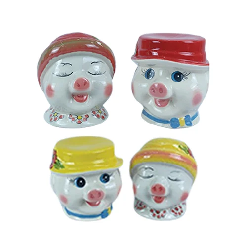 Catalogue bốn tạo hình màu mũ và khăn; chọn chiếc mũ đỏ nơ xanh ở trên phải