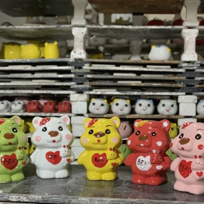 Ảnh tư liệu gấu Bear nhiều màu; mẫu trắng đứng thứ hai từ trái