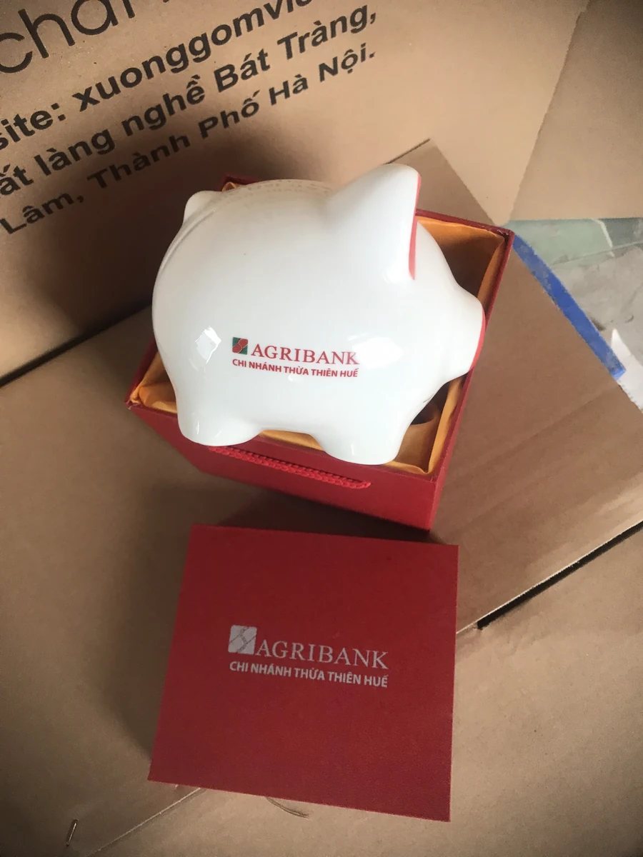 Ảnh thật heo trắng trong hộp có nội dung Agribank