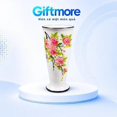Một lọ hoa dáng Cúp men xước trắng, hoa hồng đỏ hồng và viền đen trên bục GiftMore