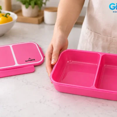 Mô phỏng đặt thân hộp La Fonte hồng hai ngăn rỗng tại bàn bếp, nắp LEMI tháo rời bên cạnh