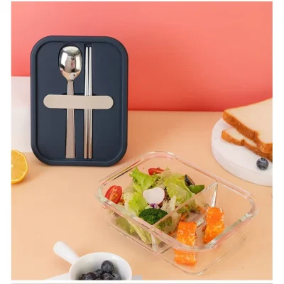 Tư liệu hộp thủy tinh chia ngăn đựng salad với nắp xanh navy giữ muỗng đũa bên cạnh