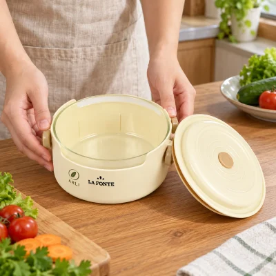Mô phỏng đặt một hộp La Fonte tròn mở nắp lên bàn bếp, nắp rời ở bên phải
