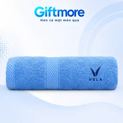 Mô phỏng thêu biểu tượng cánh buồm chữ V và VELA navy trên khăn xanh