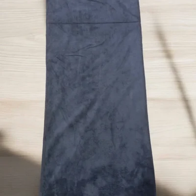 Tư liệu một khăn microfiber xám trơn trải dọc có đường mép may