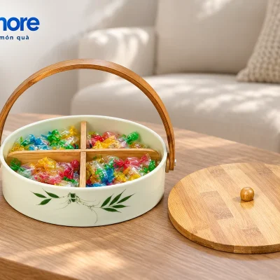 Khay mứt lá trúc mở bốn ngăn kẹo gói trên bàn tiếp khách gia đình