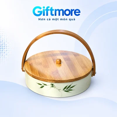 Khay mứt tròn lá trúc với nắp phẳng và quai gỗ trên nền GiftMore