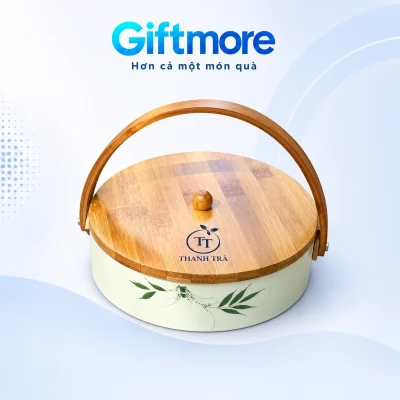 Demo TT và tên THANH TRÀ trên nắp gỗ khay mứt lá trúc