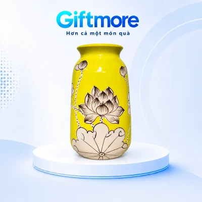 Một lọ cổ ngắn nền vàng, hoa sen màu kem viền đen trên bục GiftMore