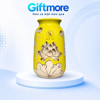Demo monogram SA và tên SEN AN trên khoảng vàng giữa hai nụ sen