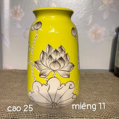 Ảnh thật lọ cổ ngắn sen vàng, hai nụ ở vai và lá sen lớn sát đáy
