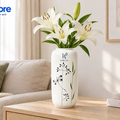 Mô phỏng lọ chuồn chuồn có demo LÂM AN cắm hoa trắng trên bàn console