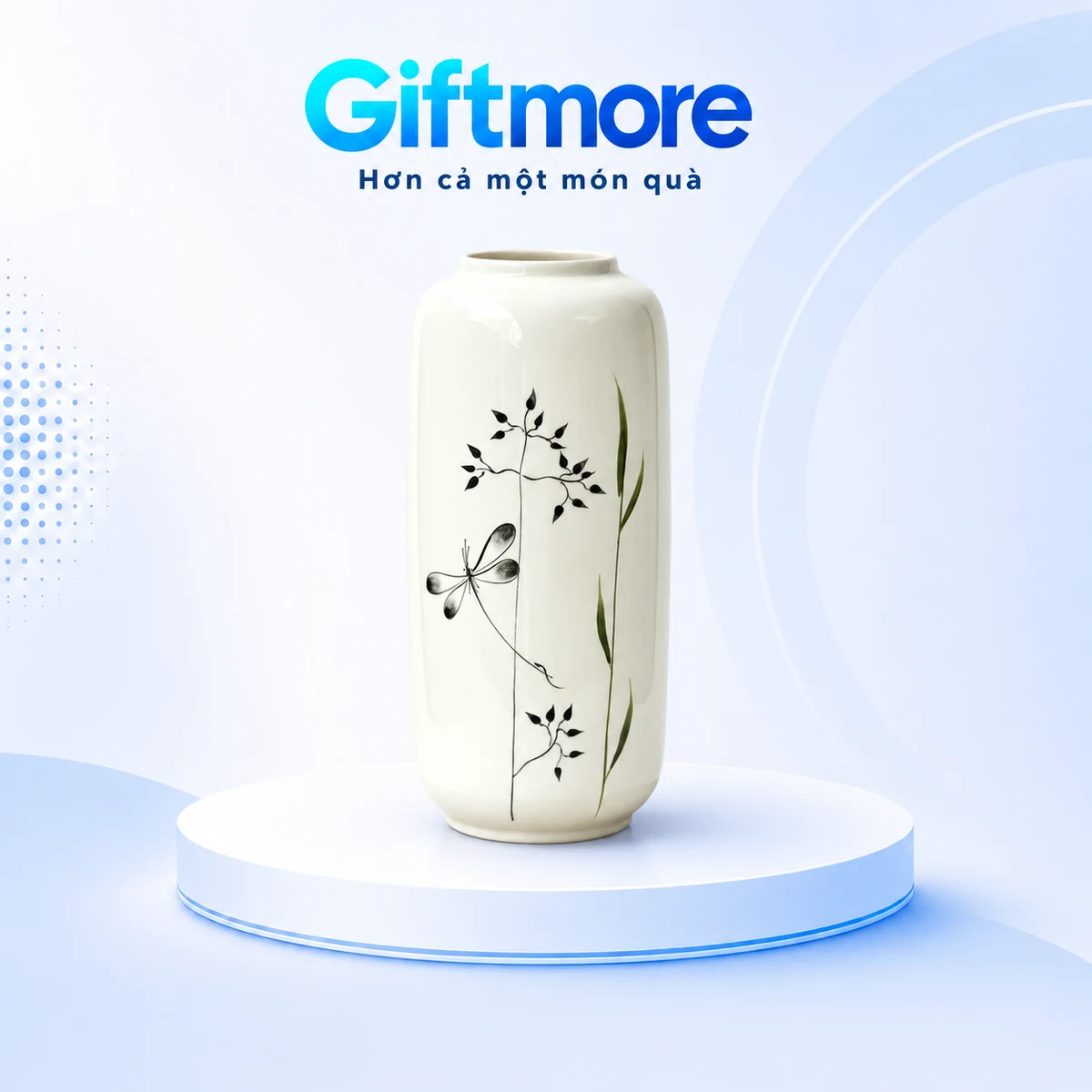 Lọ hoa dáng ống trắng với chuồn chuồn đen và cành lá trên nền GiftMore