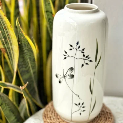Ảnh nguồn cận miệng tròn, vai bo và họa tiết lọ chuồn chuồn trên đế đan