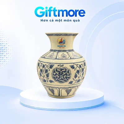 Lọ Trường Phúc nền men ngà rạn, hoa văn xanh và cổ loe trên bục GiftMore