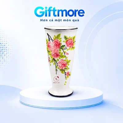 Demo monogram HA và tên HOA AN ở khoảng trắng thấp trên thân lọ hoa hồng