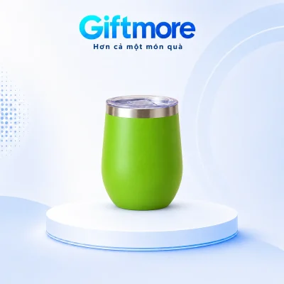 Ly giữ nhiệt dáng trứng màu xanh, viền kim loại và nắp trong trên bục GiftMore
