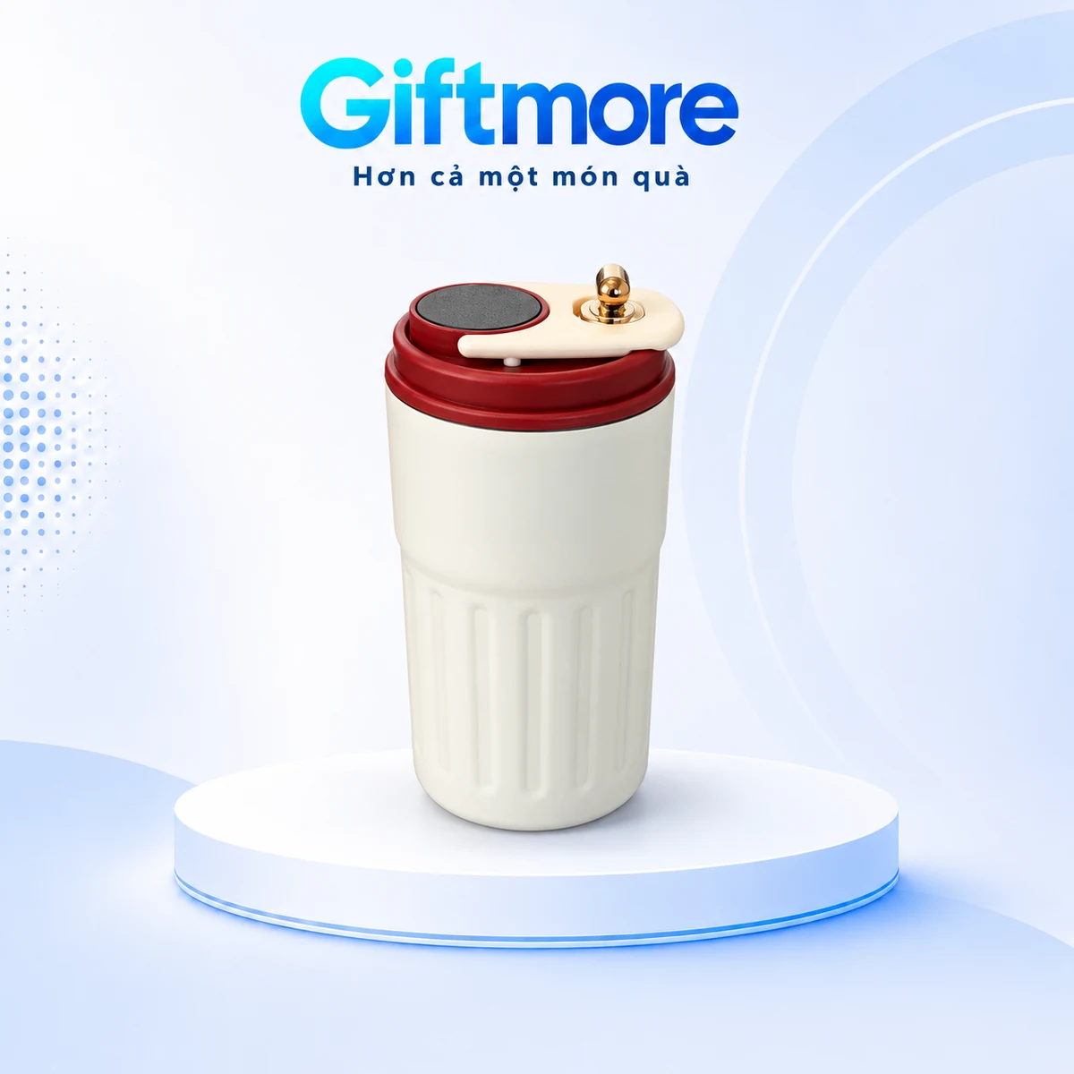 Ly thân kem có rãnh dọc, nắp đỏ và mặt hiển thị tròn trên bục GiftMore